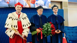 Lublin, 25.06.2035. Ekonomista, prof. Leszek Balcerowicz (C), rektor WSEI, prof. dr hab. inż. Marek Opielak (L) i prof. Akademii WSEI dr hab. Tomasz Wołowiec (P) podczas uroczystości wręczenia Leszkowi Balcerowiczowi tytułu doktora honoris causa Lubelskiej Akademii WSEI, 25 bm. w siedzibie uczelni w Lublinie. (sko) PAP/Bartłomiej Wójtowicz