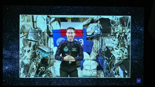 02.07.2025. Na ekranie przebywający na Międzynarodowej Stacji Kosmicznej polski astronauta Sławosz Uznański-Wiśniewski podczas połączenia wideo na żywo oglądanego z siedziby MRiT w Warszawie, 2 bm. W wideorozmowie z polskim astronautą wzięli udział premier Donald Tusk, wicepremier, szef MON Władysław Kosiniak-Kamysz oraz minister rozwoju i technologii Krzysztof Paszyk. PAP/Radek Pietruszka