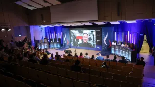 , 07.07.2025. Połączenie na żywo z przebywającym na Międzynarodowej Stacji Kosmicznej polskim astronautą Sławoszem Uznańskim-Wiśniewskim, 7 bm. w stołecznym Centrum Nauki Kopernik. Wydarzenie odbywa się w ramach programu ARISS, umożliwiającego uczniom na całym świecie kontakt z astronautami na stacji ISS. (ad) PAP/Albert Zawada
