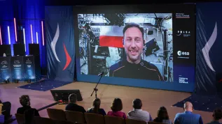 , 07.07.2025. Połączenie na żywo z przebywającym na Międzynarodowej Stacji Kosmicznej polskim astronautą Sławoszem Uznańskim-Wiśniewskim, 7 bm. w stołecznym Centrum Nauki Kopernik. Wydarzenie odbywa się w ramach programu ARISS, umożliwiającego uczniom na całym świecie kontakt z astronautami na stacji ISS. (ad) PAP/Albert Zawada
