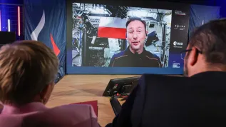 , 07.07.2025. Połączenie na żywo z przebywającym na Międzynarodowej Stacji Kosmicznej polskim astronautą Sławoszem Uznańskim-Wiśniewskim, 7 bm. w stołecznym Centrum Nauki Kopernik. Wydarzenie odbywa się w ramach programu ARISS, umożliwiającego uczniom na całym świecie kontakt z astronautami na stacji ISS. (ad) PAP/Albert Zawada