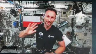 02.07.2025. Przebywający na Międzynarodowej Stacji Kosmicznej polski astronauta Sławosz Uznański-Wiśniewski (na ekranie) podczas połączenia wideo na żywo w EC1 w Łodzi. PAP/Marian Zubrzycki