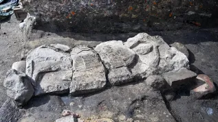 Gdańsk, 08.07.2025. Operacja podniesienia płyty nagrobnej z wizerunkiem rycerza z pocz. XIII w., 8 bm. odkrytej podczas prac archeologicznych na gdańskiej starówce. PAP/Marcin Gadomski
