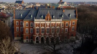 Kraków, 25.02.2021. Collegium Novum Uniwersytetu Jagiellońskiego przy ulicy Gołębiej w Krakowie, 25 bm. Główny budynek Uniwersytetu Jagiellońskiego został oddany do użytku w 1887 roku. (olm) PAP/Łukasz Gągulski
