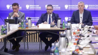 10.07.2025. Minister nauki i szkolnictwa wyższego Marcin Kulasek (C), dyrektor generalny w MNiSW Marcin Iskra (L) oraz minister spraw wewnętrznych i administracji, koordynator służb specjalnych Tomasz Siemoniak (P) podczas obrad okrągłego stołu ds. bezpieczeństwa na uczelniach, 10 bm. w siedzibie Ministerstwa Nauki i Szkolnictwa Wyższego. Wydarzenie zorganizowano w związku z atakiem na Uniwersytecie Warszawskim. PAP/Tomasz Gzell