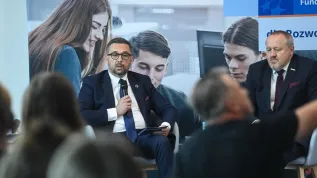 10.07.2025. Minister nauki i szkolnictwa wyższego Marcin Kulasek (L) i dyrektor NCBR Jerzy Małachowski (P) podczas konferencji prasowej NCBR dot. startu projektów uczelni wyłonionych w naborze „Centra wiedzy o dostępności”, realizowanych w ramach programu Fundusze Europejskie dla Rozwoju Społecznego (FERS), w siedzibie Narodowego Centrum Badań i Rozwoju w Warszawie, 10 bm.  (ad) PAP/Piotr Nowak