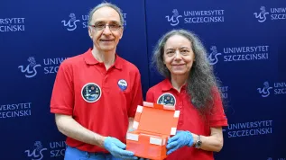 17.07.2025. Koordynatorka projektu, prof. Ewa Szuszkiewicz (P) i prof. Franco Ferrari (L) z Instytutu Fizyki US prezentują przykładowe pudełko z drożdżami podczas konferencji prasowej dotyczącej podsumowania projektu pn. Yeast Tardigrade Gene, 17 bm. na Uniwersytecie Szczecińskim w Szczecinie. Eksperyment Yeast Tardigrade Gene, pełna nazwa: „Zanim polecimy na Marsa: Czy niesporczaki mogą pomóc w ochronie innych organizmów w przestrzeni kosmicznej?”, realizowany jest przez konsorcjum trzech uczelni: Uniwersytet Szczeciński (koordynator projektu), Uniwersytet im. Adama Mickiewicza w Poznaniu i Uniwersytet Śląski w Katowicach. Jest to jeden z eksperymentów pierwszej polskiej misji naukowo-technologicznej na Międzynarodowej Stacji Kosmicznej (ISS). Pieczę nad eksperymentem Yeast TardigradeGene podczas całej misji sprawował dr Sławosz Uznański-Wiśniewski. (sko) PAP/Marcin Bielecki