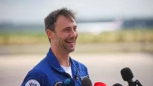 Kolonia, 16.07.2025. Polski członek załogi Axiom-4 dr Sławosz Uznański-Wiśniewski po wylądowaniu na lotnisku w Kolonii. PAP/Leszek Szymański