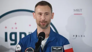 Warszawa, 24.07.2025. Polski astronauta, członek załogi misji Axiom-4 dr Sławosz Uznański-Wiśniewski podczas powitania w Porcie Lotniczym im. Chopina na Okęciu w Warszawie, 24 bm. Polski astronauta wrócił do kraju na pokładzie specjalnego rządowego samolotu. PAP/Leszek Szymański