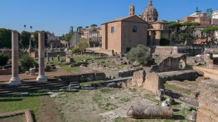Rzym, 21.10.2022. Forum Romanum – najstarszy plac miejski w Rzymie, 21 bm. Otoczony jest sześcioma wzgórzami: Kapitolem, Palatynem, Celiusem, Eskwilinem, Wiminałem i Kwirynałem. PAP/ Albert Zawada