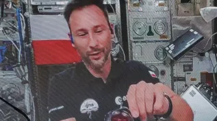 02.07.2025. Przebywający na Międzynarodowej Stacji Kosmicznej polski astronauta Sławosz Uznański-Wiśniewski (na ekranie) podczas połączenia wideo na żywo w EC1 w Łodzi. PAP/Marian Zubrzycki