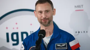Warszawa, 24.07.2025. Polski astronauta, członek załogi misji Axiom-4 dr Sławosz Uznański-Wiśniewski podczas powitania w Porcie Lotniczym im. Chopina na Okęciu w Warszawie, 24 bm. Polski astronauta wrócił do kraju na pokładzie specjalnego rządowego samolotu. (amb) PAP/Leszek Szymański