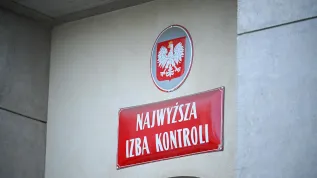 Tabliczka informacyjna Najwyższa Izba Kontroli nad wejściem do NIK, 15 bm. (pp/dw) PAP/Przemysław Piątkowski