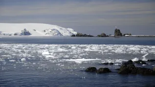 Polska Stacja Antarktyczna im. H.Arctowskiego znajduje się na półkuli południowej w archipelagu Szetlandów Południowych, na Wyspie Króla Jerzego zaliczanej wraz z całym archipelagiem do klimatycznej strefy morskiej Antarktyki. Latarnia morska. gr PAP/Tomasz Janecki