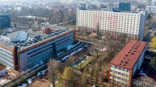 Łódź, 24.02.2021. Na zdjęciu z drona kampus Uniwersytetu Łódzkiego, od lewej: budynek Wydziału Zarządzania, II Dom Studenta oraz budynek Wydziału Matematyki i Informatyki. PAP/Grzegorz Michałowski