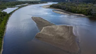 25.08.2025. Na zdjęciu z drona niski stan wody w Wiśle w Kazimierzu Dolnym, 25 bm. PAP/Wojtek Jargiło