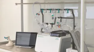 23.09.2025. Zwiedzanie Ponadregionalnego Ośrodka Onkologii Dziecięcej oraz Apteki Szpitalnej CSK w Centrum Kliniczno-Dydaktycznym w Łodzi, 23 bm. To kolejne dwie kluczowe inwestycje, które znacząco podnoszą jakość opieki nad najmłodszymi pacjentami oraz usprawniają funkcjonowanie zaplecza farmaceutycznego szpitala. PAP/Marian Zubrzycki
