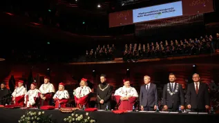 Katowice, 30.09.2025. Międzyuczelniana Inauguracja Roku Akademickiego 2025/2026 - od lewej: prof. Jerzy Buzek, rektor Akademii Wychowania Fizycznego im. Jerzego Kukuczki w Katowicach prof. dr hab. n.med. Andrzej Małecki, rektor Śląskiego Uniwersytetu Medycznego w Katowicach prof. dr hab. n. med. Tomasz Szczepański, rektor Politechniki Śląskiej prof. Marek Pawełczyk, rektor Uniwersytetu Ekonomicznego w Katowicach prof. dr hab. inż. Celina M. Olszak, rektor Uniwersytetu Śląskiego w Katowicach dr hab. Ryszard Koziołek, rektor Akademii Sztuk Pięknych w Katowicach prof. dr hab. Grzegorz Hańderek, rektor Akademii Muzycznej im. Karola Szymanowskiego w Katowicach prof. dr hab. Jarosław Mamczarski, marszałek województwa śląskiego Wojciech Saługa, prezydent Katowic Marcin Krupa oraz wiceprzewodniczący zarządu Górnośląsko-Zagłębiowskiej Metropolii Igor Śmietański podczas uroczystości w siedzibie Narodowej Orkiestry Symfonicznej Polskiego Radia w Katowicach. PAP/Jarek Praszkiewicz