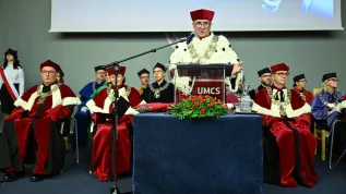Lublin, 23.10.2025. Rektor UMCS prof. dr hab. Radosław Dobrowolski (C) przemawia podczas inauguracji roku akademickiego 2025/2026 Uniwersytetu Marii Curie-Skłodowskiej w Lublinie, 23 bm. (sko) PAP/Wojtek Jargiło