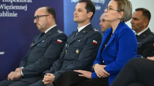 Lublin, 23.10.2025. Dyrektor Biura Penitencjarnego CZSW ppłk Filip Skubel (2L) i minister ds. społeczeństwa obywatelskiego Adriana Porowska (2P) na inauguracji roku akademickiego dla studiujących osadzonych z aresztu śledczego, 23 bm. w kampusie uniwersyteckim na Poczekajce w Lublinie. (ad) PAP/Wojtek Jargiło