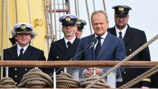 Gdynia, 04.10.2025. Premier Donald Tusk podczas inauguracji roku akademickiego 2025/2026 Uniwersytetu Morskiego, na a żaglowcu szkolnym "Dar Młodzieży" w Gdyni. Fot. PAP/Andrzej Jackowski