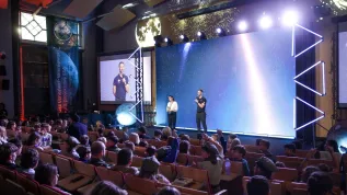 04.11.2025. Astronauta projetkowy ESA, Sławosz Uznański-Wiśniewski (P) podczas spotkania z dziećmi i młodzieżą w Akademii Górniczo-Hutniczej w Krakowie, 4 bm. (ad) PAP/Łukasz Gągulski