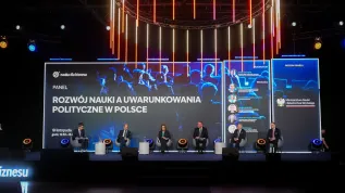 19.11.2025. Wiceminister nauki i szkolnictwa wyższego prof. Marek Gzik (2P), europosłowie Borys Budka (2L), Michał Kobosko (3P), marszałek Senatu Małgorzata Kidawa-Błońska (3L), zastępca szefa Kancelarii Prezesa Rady Ministrów Jakub Stefaniak (P) i moderator Marek Kacprzak (L) na I Kongresie Nauka dla Biznesu, 19 bm. w centrum EXPO XXI w Warszawie. Celem wydarzenia jest zacieśnienie współpracy środowisk akademickich z przedsiębiorcami, wypracowanie nowych patentów i wdrożeń, wzmacniających polską gospodarkę. PAP/Marcin Obara