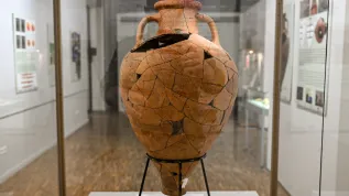 25.11.2025. Otwarcie wystawy „Grodzisko w Chotyńcu. Zachodnia Brama Scytii” w budynku głównym Muzeum Narodowego Ziemi Przemyskiej, 25 bm. Wystawa prezentuje wyniki badań archeologicznych przeprowadzonych na terenie grodziska w Chotyńcu koło Radymna. Trwające 7 lat prace wykopaliskowe prowadzone przez Instytut Archeologii Uniwersytetu Rzeszowskiego pod kierunkiem prof. dr. hab. Sylwestra Czopka doprowadziły do odkrycia pierwszego na ziemiach polskich kompleksu osadniczego scytyjskich koczowników z VII-V w. p.n.e. (jm) PAP/Darek Delmanowicz