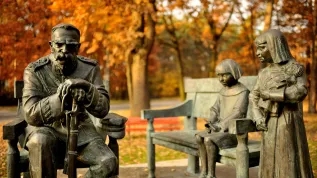 Sulejówek (woj. mazowieckie), 29.10.2015. Pomnik zaprojektowany przez krakowskiego rzeźbiarza Karola Badynę. Fot. PAP/Przemysław Piątkowski