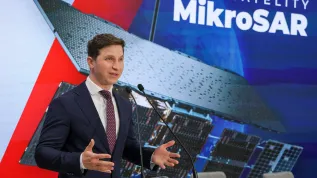 Warszawa, 14.05.2025. Dyrektor generalny i współzałożyciel ICEYE Rafał Modrzewski. Fot. PAP/Paweł Supernak