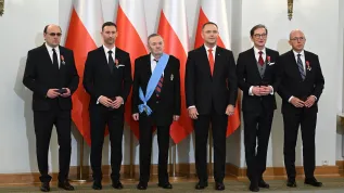 Warszawa, 11.11.2025. Obchody Narodowego Święta Niepodległości. Prezydent RP Karol Nawrocki (3P) oraz odznaczeni Krzyżem Kawalerskim Orderu Odrodzenia Polski aktor Adam Woronowicz (L) i astronauta projetkowy ESA, Sławosz Uznański-Wiśniewski (2L), odznaczeni Krzyżem Oficerskim Orderu Odrodzenia Polski, dziennikarz i komentator sportowy Przemysław Babiarz (2P) i prof. Konrad Banaszek (P) oraz odznaczony Orderem Orła Białego, pisarz Waldemar Łysiak (3L) podczas wręczenia odznaczeń państwowych w Pałacu Prezydenckim. Fot.  PAP/Radek Pietruszka