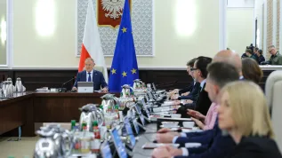 02.12.2025. Premier Donald Tusk (L) na posiedzeniu rządu w KPRM w Warszawie, 2 bm. Rada Ministrów zajmie się m.in. projektem ustawy o działalności kosmicznej. PAP/Rafał Guz