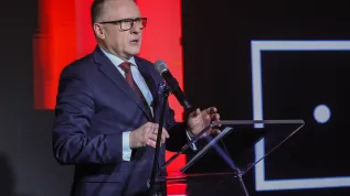 02.12.2025. P.o. prezesa PARP Krzysztof Gulda podczas XXVI Gali Konkursu Polski Produkt Przyszłości w Butelkowni w Centrum Praskim Koneser w Warszawie, 2 bm. Gala organizowana jest przez Polską Agencję Rozwoju Przedsiębiorczości. PAP/Rafał Guz