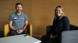 Katowice, 07.12.2025. Astronauta projektowy ESA Sławosz Uznański-Wiśniewski (L) i dziennikarka PAP Agnieszka Kliks-Pudlik (P) podczas spotkania w ramach 9. Śląskiego Festiwalu Nauki Katowice, 7 bm. w Międzynarodowym Centrum Kongresowym. Spotkanie odbyło się w ramach trasy „IGNIS - Polska sięga gwiazd”. (aldg) PAP/Jarek Praszkiewicz