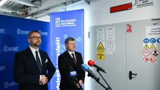 Rzeszów, 15.01.2026. Minister nauki i szkolnictwa wyższego dr inż. Marcin Kulasek (L) podczas briegfingu prasowego tow. wizycie na Politechnice Rzeszowskiej. Obok rektor Politechniki Rzeszowskiej prof. dr hab. inż. Piotr Koszelnik (P). PAP/Darek Delmanowicz