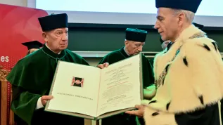  14.01.2026. Prof. dr. hab. inż. Andrzej Dziech (L) otrzymał w Kielcach, 14 bm. z rąk rektora Politechniki Świętokrzyskiej, prof. dr. hab. inż. Zbigniewa Koruby (P) tytuł Doctora Honoris Causa uczelni. (aldg) PAP/Piotr Polak