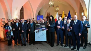 14.01.2026. Uczestnicy konferencji "Czy Dolny Śląsk będzie miał Centrum Technologiczne Europejskiej Agencji Kosmicznej?" w Starym Ratuszu we Wrocławiu, 14 bm. Podczas wydarzenia został podpisany list intencyjny będący aplikacją regionu do Europejskiej Agencji Kosmicznej i premiera Donalda Tuska, zgłaszający kandydaturę Dolnego Śląska – ze stolicą we Wrocławiu – jako lokalizacji Centrum Technologicznego ESA w Polsce. PAP/Maciej Kulczyński