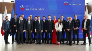 Warszawa, 10.02.2026. Premier Donald Tusk (5L) oraz minister finansów i gospodarki Andrzej Domański (3L) z członkami nowo powołanej Rady Przyszłości, 10 bm. w Gmachu Skyliner w Warszawie. PAP/Albert Zawada