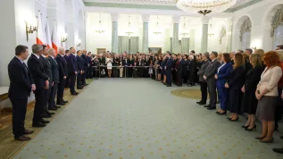 Warszawa, 25.02.2026. Prezydent RP Karol Nawrocki (7L) podczas uroczystości w Pałacu Prezydenckim w Warszawie, 25 bm. Prezydent Karol Nawrocki wręczył nominacje profesorskie. PAP/Albert Zawada