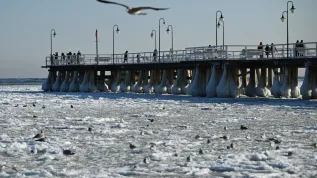 03.02.2026. Zamarznięte morze w Gdyni Orłowie, 3 bm. Eksperci IMGW wskazują, że tegoroczne oblodzenie jest efektem długotrwałych niskich temperatur oraz stabilnych warunków ciśnieniowych sprzyjających formowaniu się kry w strefie przybrzeżnej. PAP/Adam Warżawa
