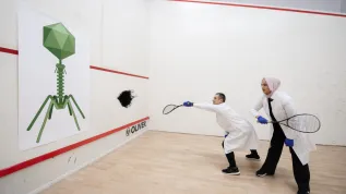 Precyzyjna kontrola bakteriofagów z wykorzystaniem nanocząstek polimerów przewodzących bez uszkadzania bakterii. Zdjęcie zrealizowane dzięki uprzejmości Strzelnicy Warszawianka. Fot. Grzegorz Krzyżewski