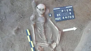 Grób kobiety w wieku około 60 lat. Na wewnętrznej powierzchni prawej kości ciemieniowej kobiety naukowcy zidentyfikowali wyraźny ślad po tętniaku. Źródło: Projekt Pień/TSE Ewolucja