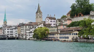 Zurych, Szwajcaria, 10.08.2014. Widok na miasto Zurych i rzekę Limmat. PAP/Adam Warżawa