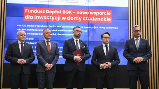  Warszawa, 18.03.2026. Wiceminister rozwoju i technologii Tomasz Lewandowski, prorektor UW ds. studenckich i jakości kształcenia dr hab. Maciej Raś, minister nauki i szkolnictwa wyższego Marcin Kulasek, prezes Banku Gospodarstwa Krajowego Mirosław Czekaj oraz wiceminister nauki i szkolnictwa wyższego Marek Gzik podczas konferencji prasowej w siedzibie MNiSW w Warszawie, 18 bm. Spotkanie dot. uruchomienia wsparcia dla inwestycji w domy studenckie z Funduszu Dopłat Banku Gospodarstwa Krajowego. PAP/Marcin Obara