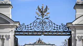 Warszawa, 05.11.2025. Brama Główna Uniwersytetu Warszawskiego, 5 bm. (pp/mgut) PAP/Przemysław Piątkowski