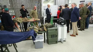 arszawa, 26.03.2026. Fantom szkoleniowy podczas konferencji "Doskonalenie kadr na rzecz wzmocnienia systemu ochrony zdrowia w zakresie reagowania na sytuacje kryzysowe, w tym zagrożenia wojenne" w szpitalu modułowym WIM w Warszawie, 26 bm. Spotkanie dot. szkoleń w zakresie medycyny taktycznej dla cywilnej kadry medycznej i personelu pozamedycznego podmiotów leczniczych. (mr) PAP/Rafał Guz