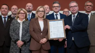 02.04.2026. Ministra klimatu i środowiska Paulina Hennig-Kloska (5L), prezes zarządu WFOŚiGW w Poznaniu Rafał Ratajczak (4P), członek zarządu województwa wielkopolskiego Jacek Bogusławski (2P) i rektor Uniwersytetu im. Adama Mickiewicza w Poznaniu prof. dr hab. Bogumiła Kaniewska (3L) na podpisaniu listu intencyjnego w Poznaniu, 2 bm. List dotyczy międzyinstytucjonalnej współpracy w zakresie wspólnego i skoordynowanego przeciwdziałania skutkom suszy na terenie Wielkopolski. (ad) PAP/Jakub Kaczmarczyk