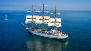 16.04.2026. Uroczyste wyjście z portu w Gdyni szkolnej fregaty „Dar Młodzieży”, 16 bm. Jednostka wyruszyła w rejs do Stanów Zjednoczonych, realizowany w ramach wydarzenia Sail 250 z okazji 250-lecia niepodległości USA. PAP/Adam Warżawa