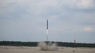 Chechło, 19.04.2026. Finał konkursu naukowego CanSat 2026 dla uczniów szkół ponadpodstawowych na Pustyni Błędowskiej w okolicach miejscowości Chechło, 19 bm. CanSat to międzynarodowy konkurs Europejskiej Agencji Kosmicznej (ESA). Wyzwanie polega na budowaniu symulatorów małych sond kosmicznych i przeprowadzaniu za ich pomocą badań naukowych. PAP/Łukasz Gągulski