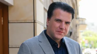 04.05.2026. Prezes Creotech Instruments Grzegorz Brona przed siedzibą Polskiej Agencji Prasowej w Warszawie, 4 bm. Grzegorz Brona był gościem Studia PAP. (jm) PAP/Radek Pietruszka